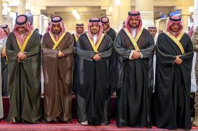 أمير الرياض يؤدي صلاة الميت على الأمير نواف بن نايف بن ممدوح بن عبدالعزيز