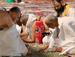 الحجاج يجمعون حصى الجمرات في مزدلفة وسط منظومة خدمية متكاملة