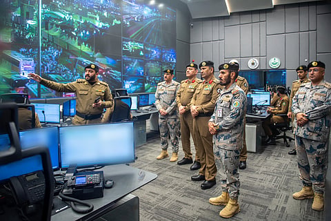 المدير العام لحرس الحدود يزور مركز القيادة والسيطرة لأمن الحج
