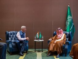 وزير الخارجية يبحث مستجدات الأوضاع مع نظيره الهندي