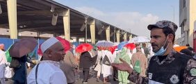 ضيوف الرحمن يواصلون رمي الجمرات أول أيام التشريق وسط انسيابية الحركة