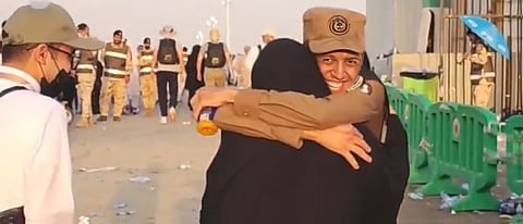 عناق رجل أمن ووالدته أمام منشأة الجمرات يرسم مشهدًا إنسانيًا بالمشاعر المقدسة