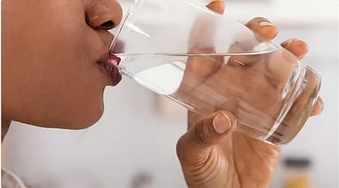 استشاري قلب: 5 مخاطر صحية لقلة شرب الماء صيفًا لدى المسنين