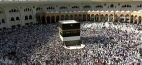 سكينة غمرت قلوبا تعلقت ببيت الله.. مشاهد إيمانية في طواف الوداع