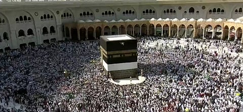 سكينة غمرت قلوبا تعلقت ببيت الله.. مشاهد إيمانية في طواف الوداع