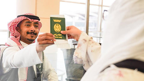 جوازات مطار الملك خالد تنهي إجراءات مغادرة ضيوف الرحمن بعد أدائهم فريضة الحج
