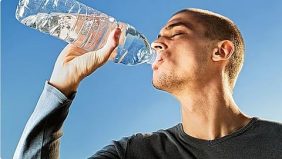 «الخضيري»: 5 فوائد صحية لشرب الماء بكميات مناسبة