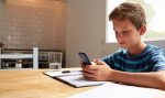 استشاري: ٦ أضرار صحية على الأطفال من استخدام الموبايل أكثر من ساعة يوميًا
