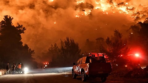 السلطات اليونانية تُخلي مناطق سكنية في جزيرة «يوبيا» إثر اندلاع حريق غابات