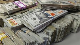 دليل المستثمر: كيف يحدد المسار السياسي سعر الدولار؟