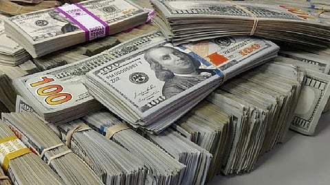 دليل المستثمر: كيف يحدد المسار السياسي سعر الدولار؟