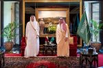 وزير الخارجية يلتقي نظيره القطري في المنامة ويبحثان آخر المستجدات الإقليمية
