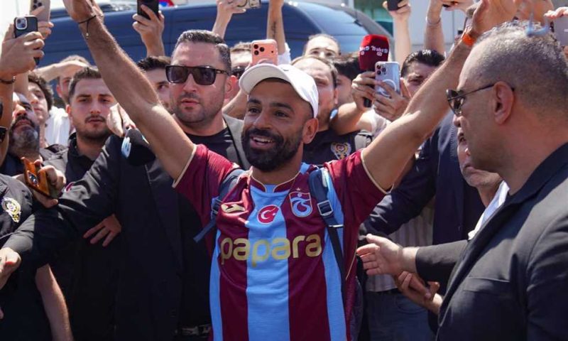 تغطية شاملة: رحلة محمد صلاح في طرابزون سبور من المطار إلى التدريبات