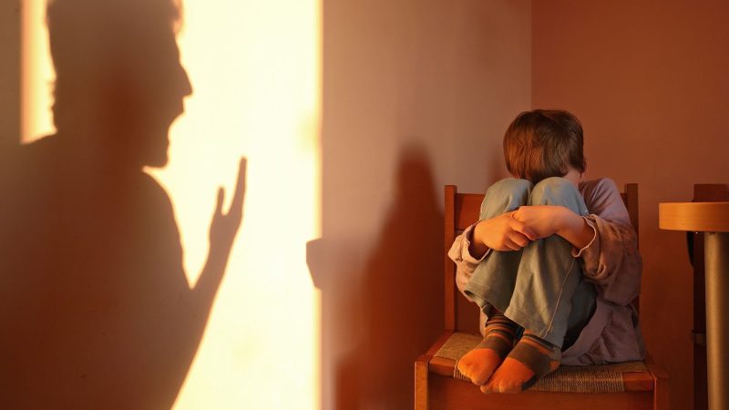 أثر الإساءة النفسية في الطفولة على جودة الحياة والروابط الإنسانية