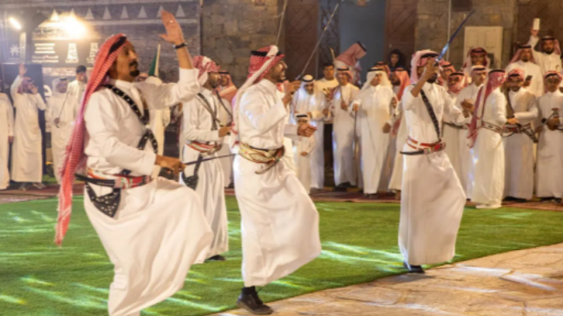 لماذا تعتبر العرضة الجنوبية في الباحة أيقونة الفلكلور السعودي؟