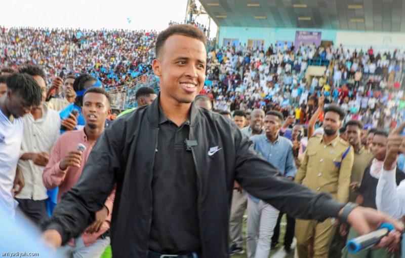 عمر عرتن يمثل أفريقيا في قمة باريس سان جيرمان وأستون فيلا