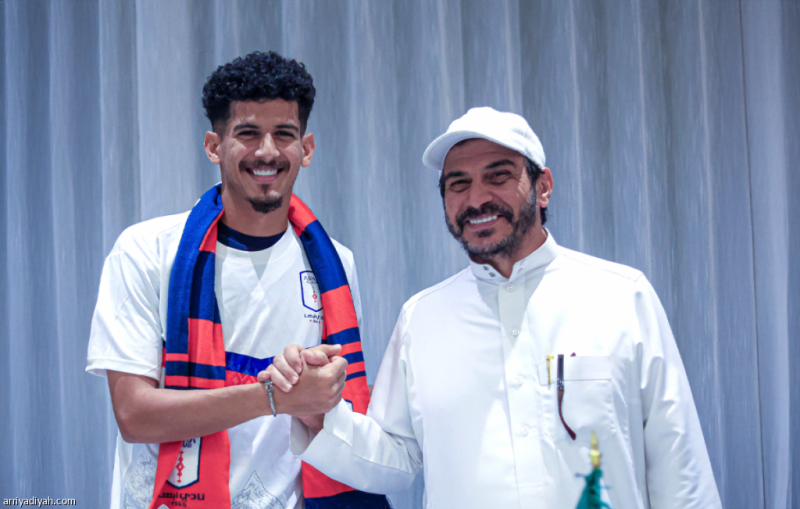 نادي أبها يعزز دفاعاته بضم نجم الأهلي قبل لقاء الحزم
